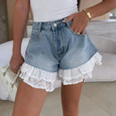 Shorts Provence Charm em Jeans Lavado com Babados Delicados